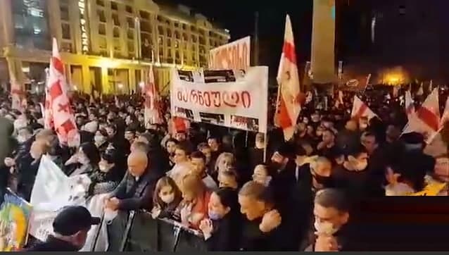 Tbilisdə minlərlə insan Saakaşviliyə azadlıq tələb edir - VİDEO