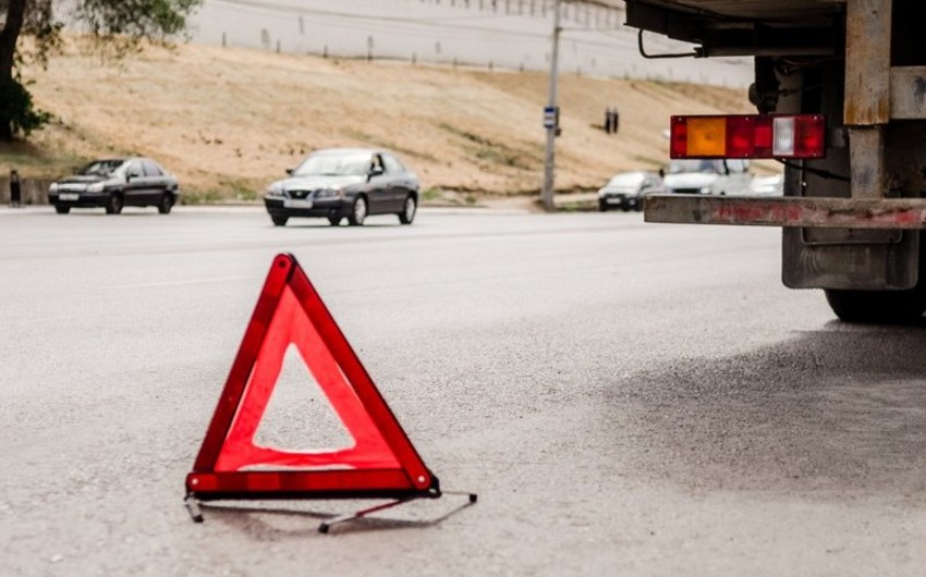 Qaxda iki minik avtomobili toqquşdu - Yaralı var