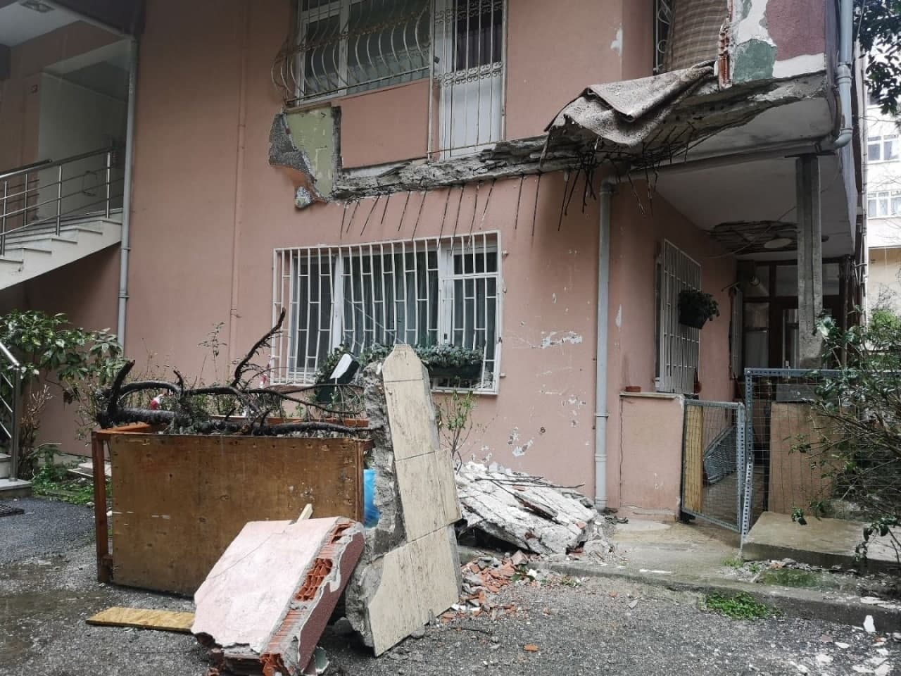 Bakıda eyvan uçdu - 20 yaşlı qız xəsarət aldı