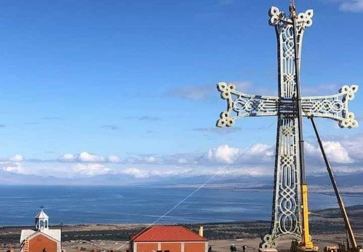 Ermənilər 44 metr hündürlüyündə xaç heykəli ucaltdı - SƏBƏB