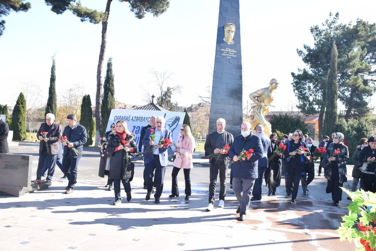 Türkiyəli deputat Quba Şəhidlər Xiyabanını ziyarət etdi - FOTO