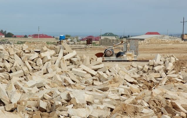 Bakıda FACİƏ: Maşinist daş kəsən mişarın arasında qalaraq öldü