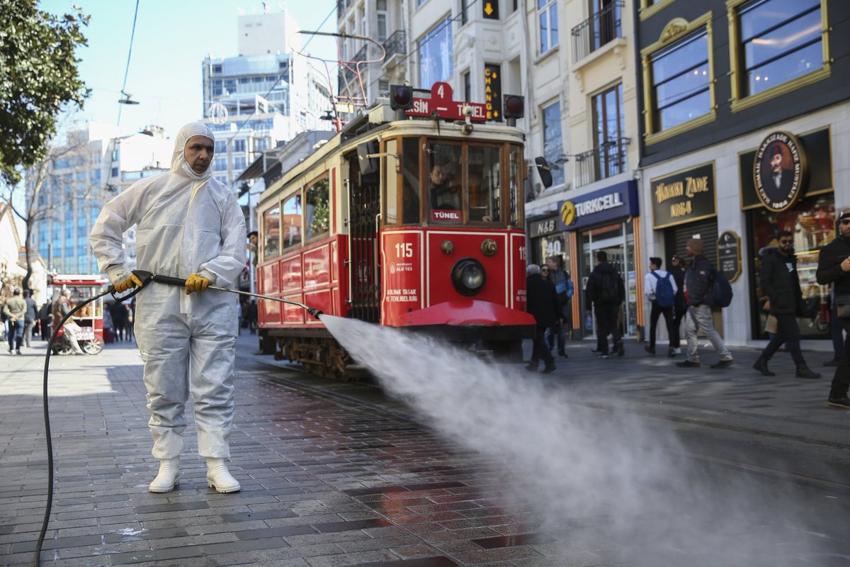 Türkiyədə bir gündə koronavirusdan 215 nəfər öldü