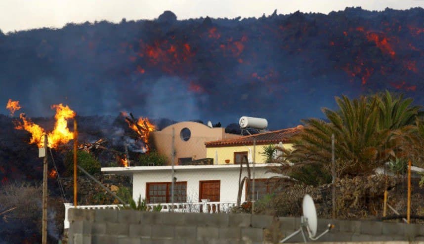 Vulkan püskürdü, 2600-dən çox ev lava altında qaldı - VİDEO