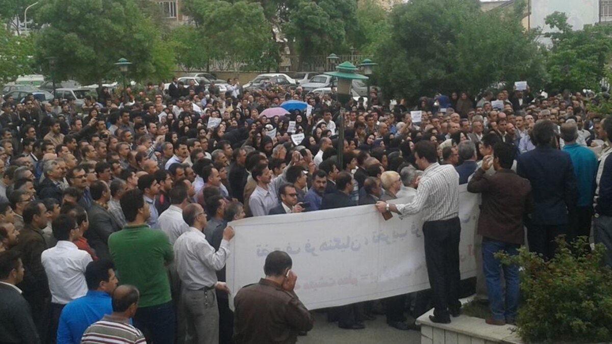 İsfahanda minlərlə insan küçələrə axışıb - Şəhərə qoşun yeridildi - VİDEO