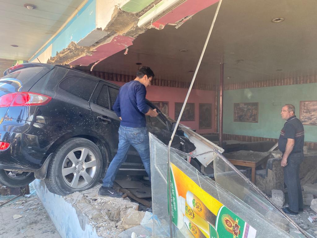 Bakıda avtomobil yol qırağındakı kafeyə girdi - FOTO