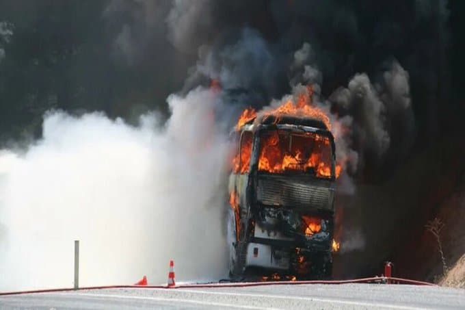 Avtobus qəzaya uğradı, 46 turist yanaraq öldü - FOTO