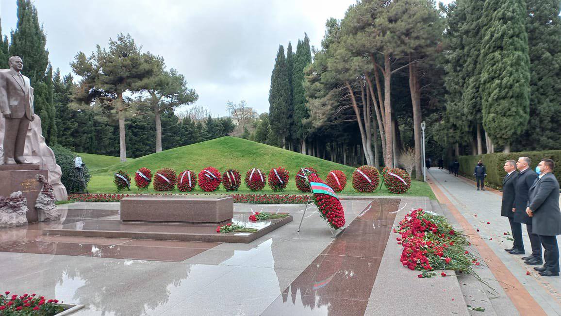 Ukraynalı səfir Heydər Əliyevin məzarını ziyarət etdi - FOTO Ukraynalı səfir Heydər Əliyevin məzarını ziyarət etdi - FOTO