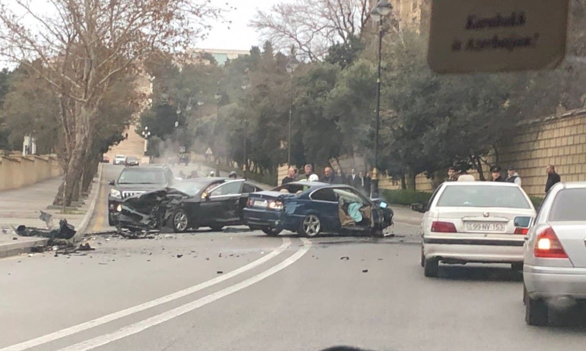 Bakıda avtomobillər toqquşdu, 3 nəfər yaralandı