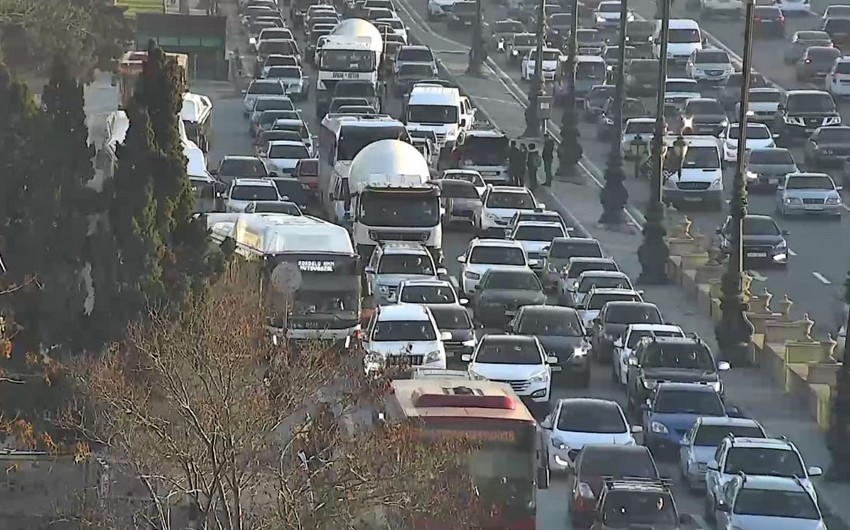 Bakıda bu avtobuslar tıxacda qaldı – FOTO