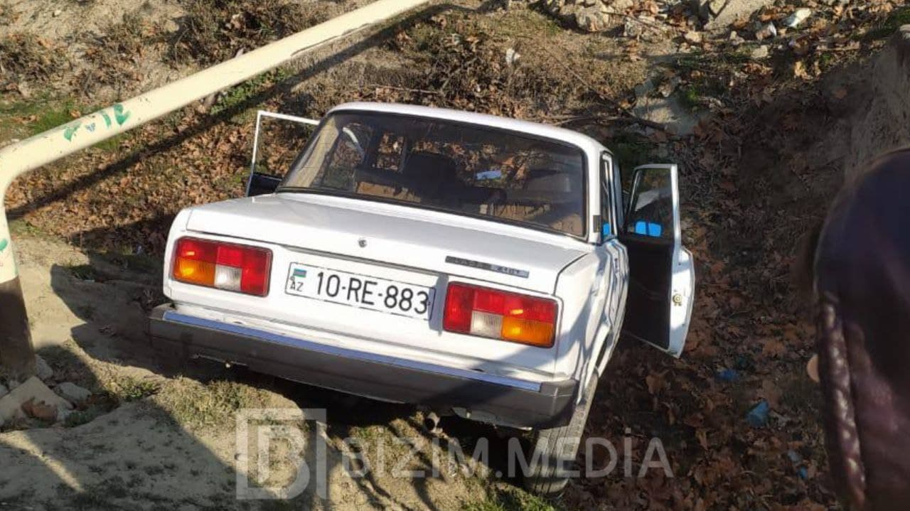 İdarəetməni itirən maşın çalaya düşdü, sürücü ağır yaralandı - FOTO