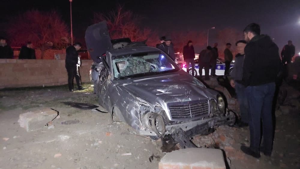 Gəncədə “Mercedes” hasara, sonra traktora çırpıldı - FOTO