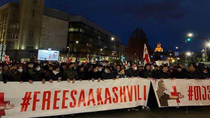 Saakaşvilinin tərəfdarları Tbilisidə mitinq keçirir - VİDEO