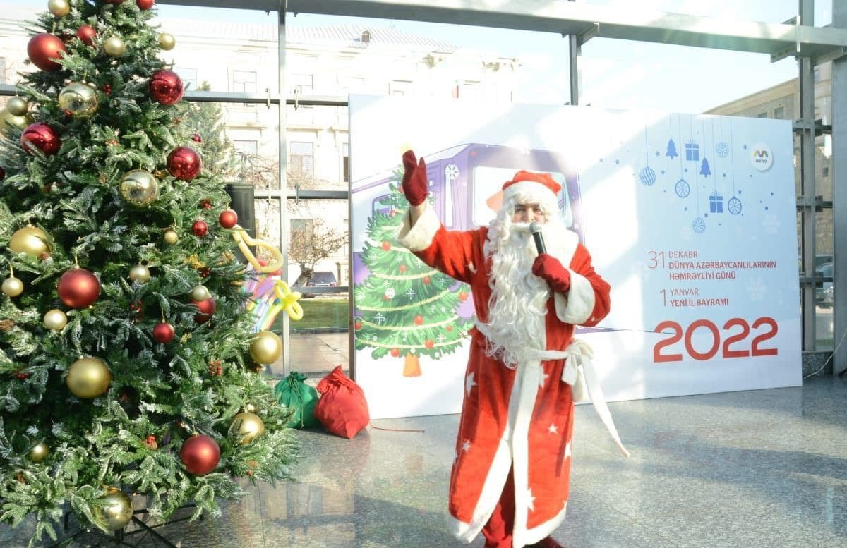 Bakı metrosunda bayram şousu, Şaxta baba uşaqlara hədiyə payladı - FOTO/VİDEO