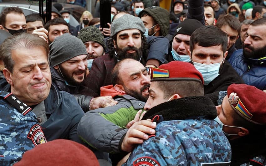 Ermənistanda etiraz aksiyası başladı - Polislə toqquşmalar yaşanır - VİDEO