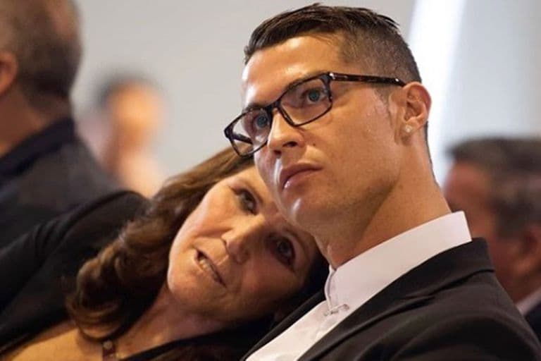 “Mənə vaz keçməməyi öyrədən döyüşçü” – Ronaldo anasını bu sözlərlə təbrik etdi