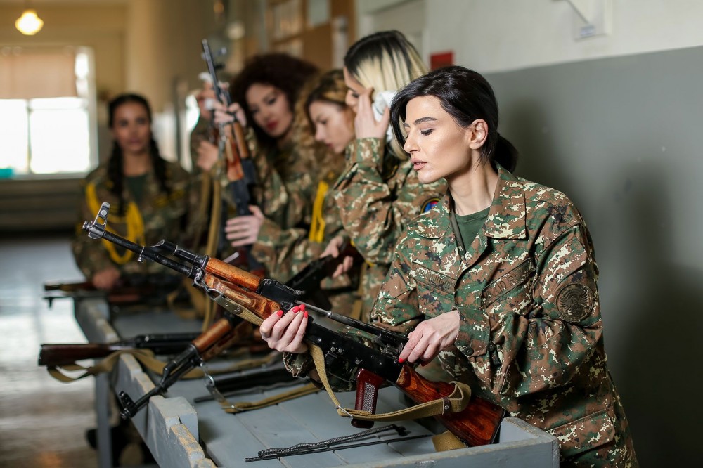 Ermənistan Azərbaycan komandolarına qarşı qadınlarını çıxarır - “Rosbalt” Ermənistan Azərbaycan komandolarına qarşı qadınlarını çıxarır - “Rosbalt”
