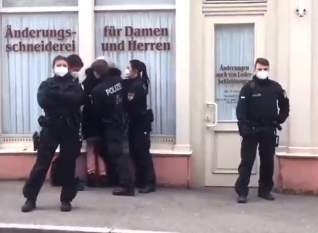 Alman polisi maska taxmayan yaşlı qadını zorla qandalladı - VİDEO
