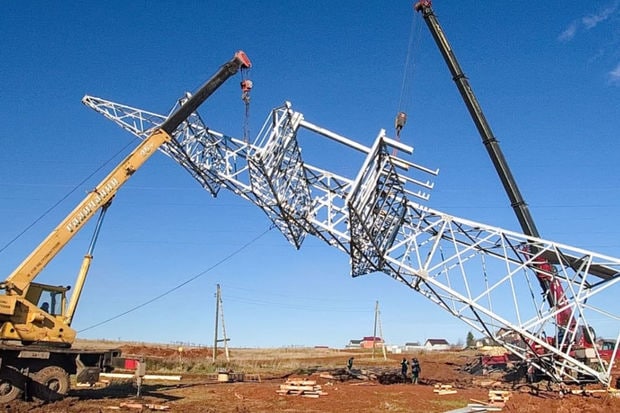 Ağsuda elektrik dirəkləri aşdı – Kəndlərin işığı kəsildi