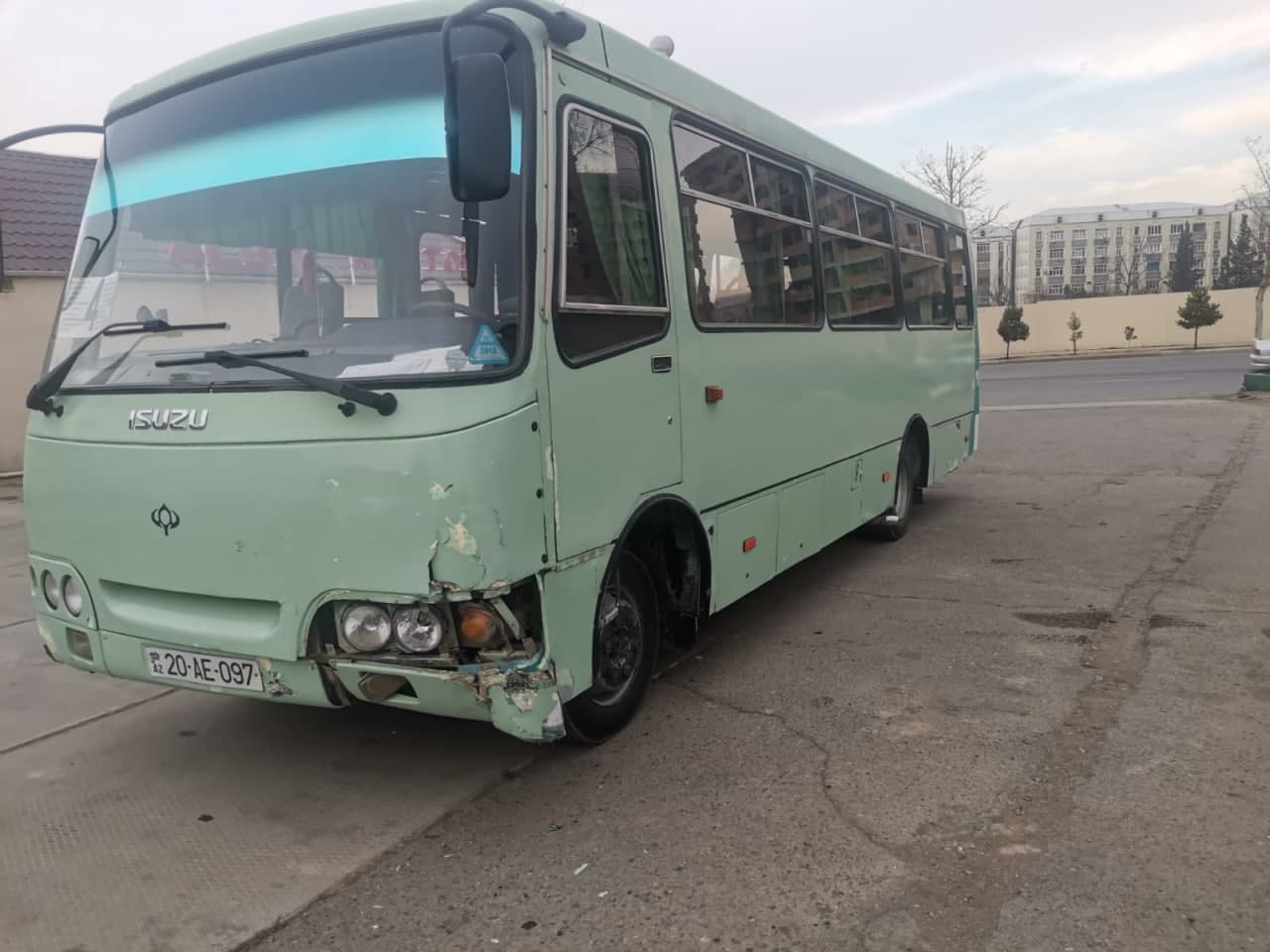 Gəncədə avtomobil avtobusla toqquşdu – FOTO