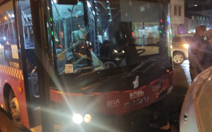 Bakıda sərnişin avtobusu qəzaya uğradı - Yaralı var