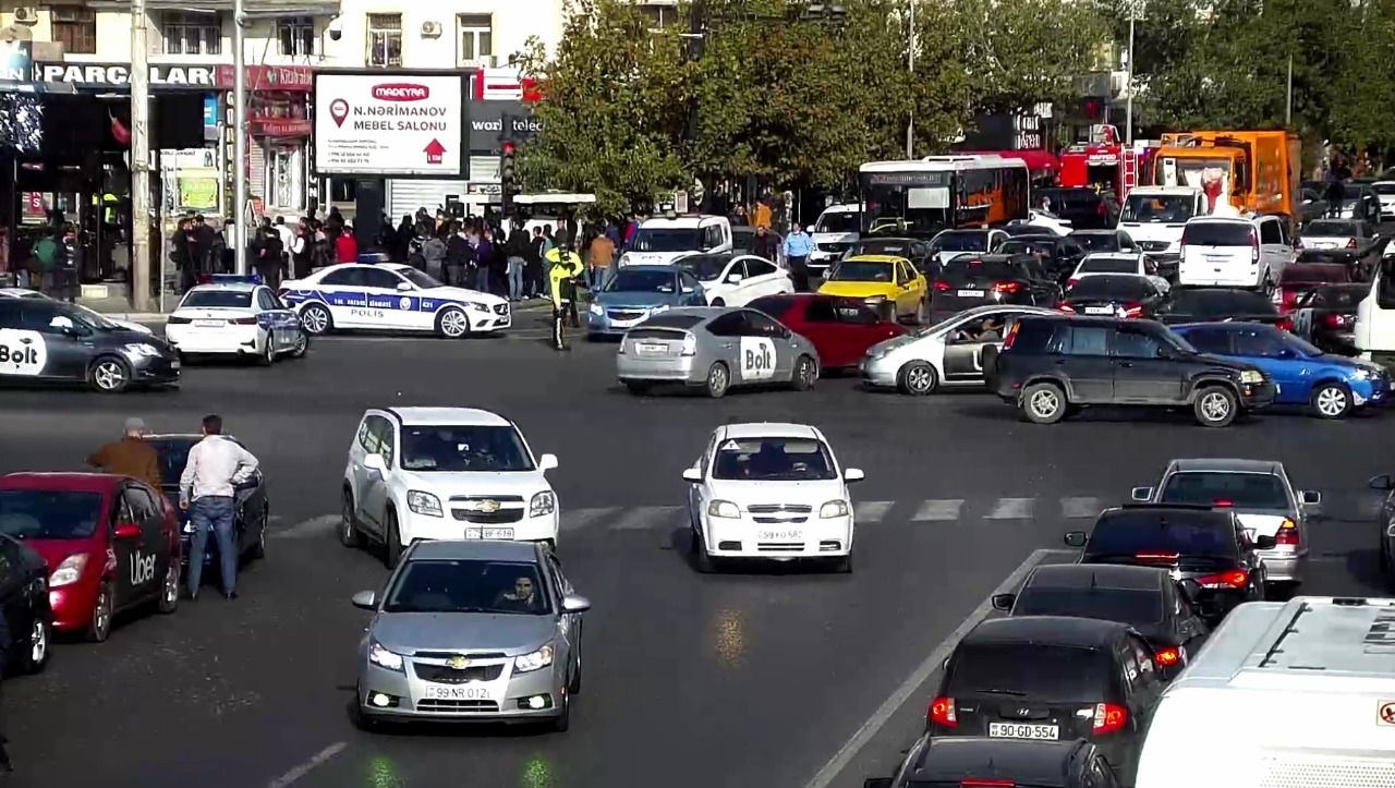 Sürücülərin NƏZƏRİNƏ: Bakının mərkəzi küçəsində hərəkət MƏHDUDLAŞDIRILDI