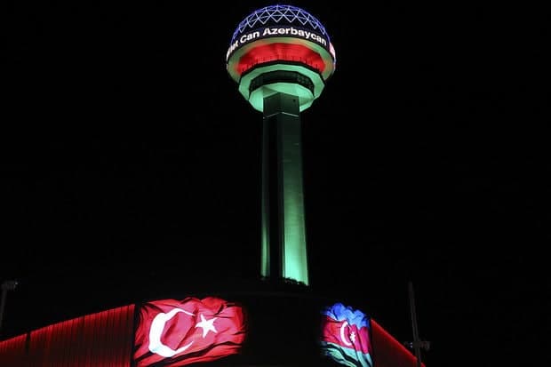 Ankaradakı məşhur qüllə bayrağımızın rənglərinə boyandı - FOTO