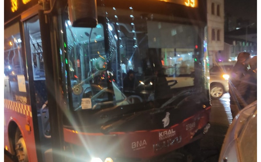 Binəqədidə 2 avtobus toqquşdu, yaralanan var