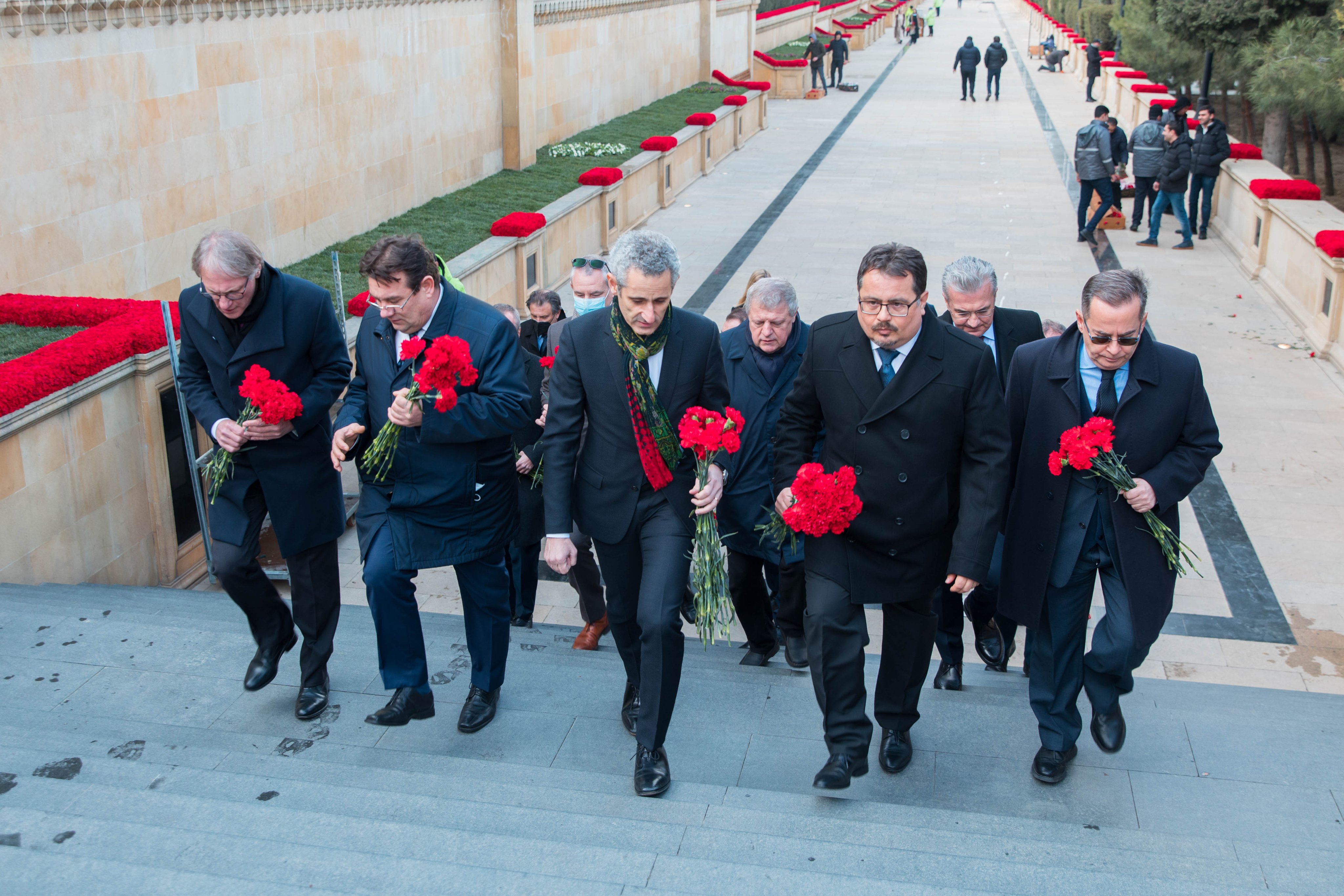 Aİ səfiri 20 Yanvar şəhidlərinin ailələrinə başsağlığı verdi - FOTO