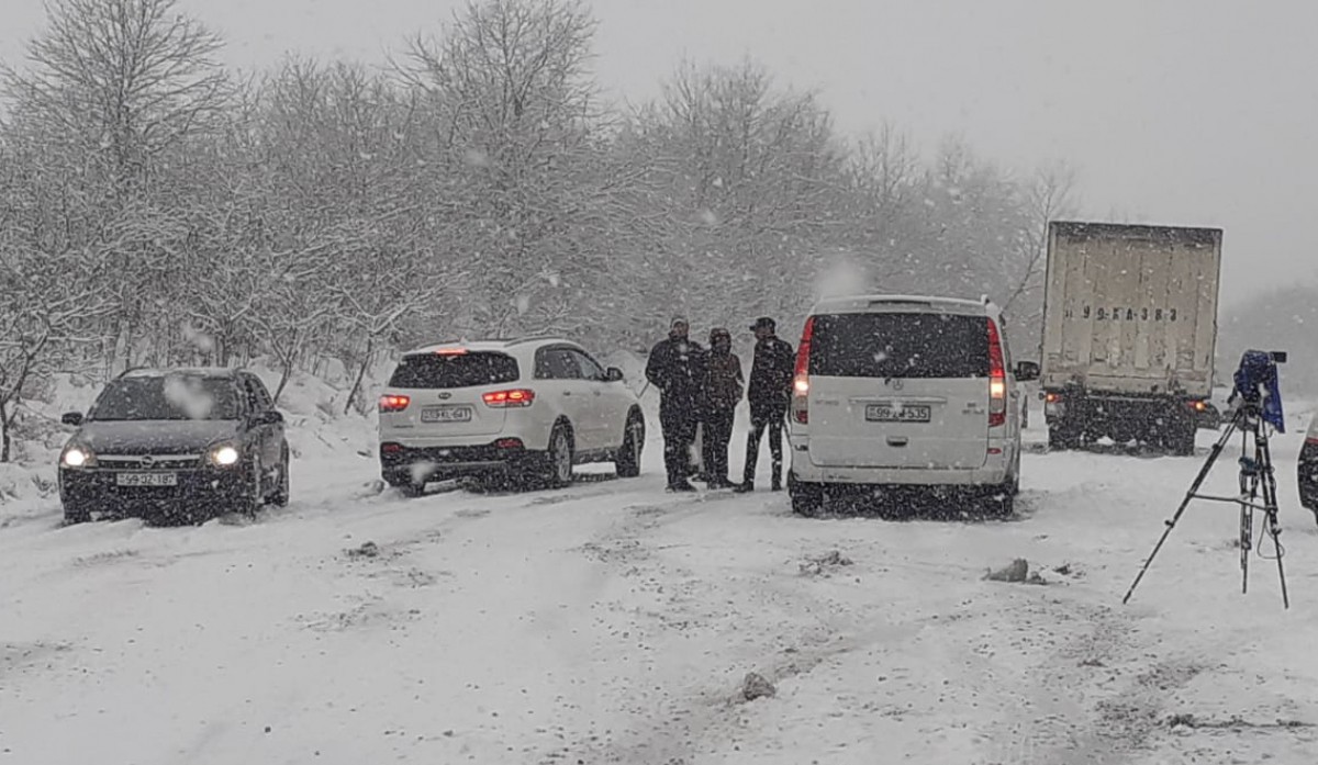 Qarlı havada 10-a yaxın avtomobil qəzaya düşdü, yaralılar var - FOTO