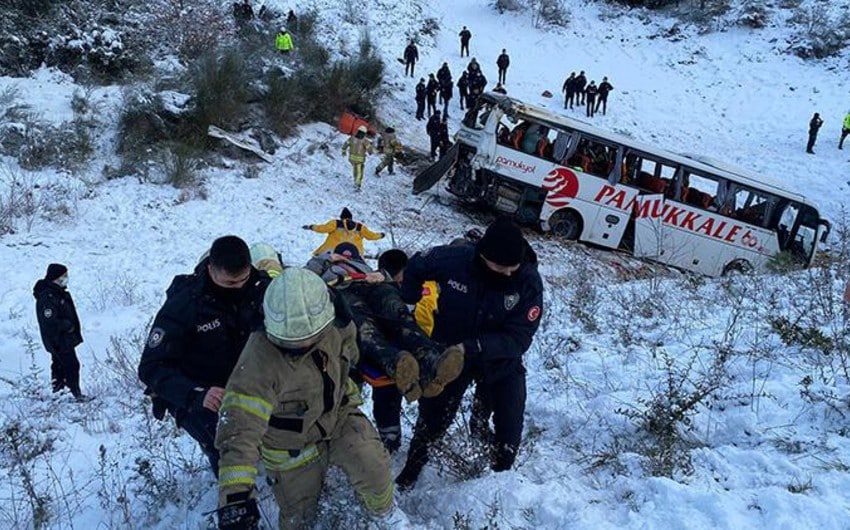 Türkiyədə avtobus qəzaları: 4 ölü, onlarla yaralı var