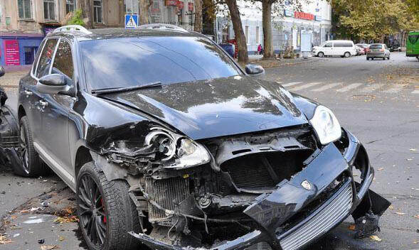 Qadın sürücü “Porsche”ni metal arakəsmələrə çırpdı  - 2 nəfər xəstəxanalıq oldu