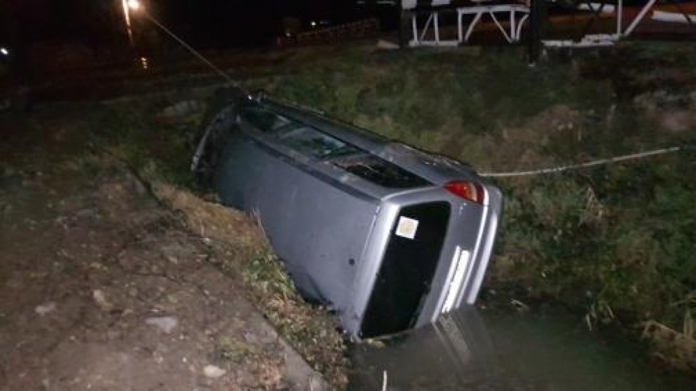 Ucarda ağır qəza: avtomobil su arxına düşdü - 5 nəfər xəsarət aldı - FOTO