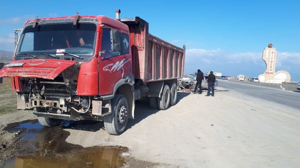 Siyəzəndə ağır QƏZA – Yük maşını minik avtomobili ilə toqquşdu – FOTO