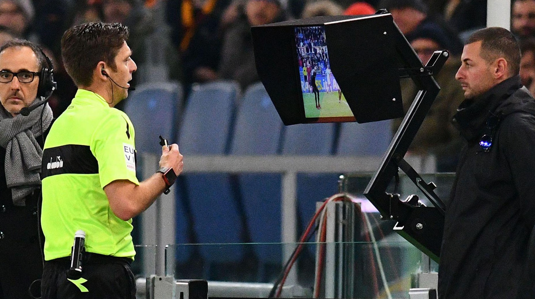 Azərbaycan futbolunda VAR-ın tətbiqi ləngiyir – Çip problemi Azərbaycan futbolunda VAR-ın tətbiqi ləngiyir – Çip problemi