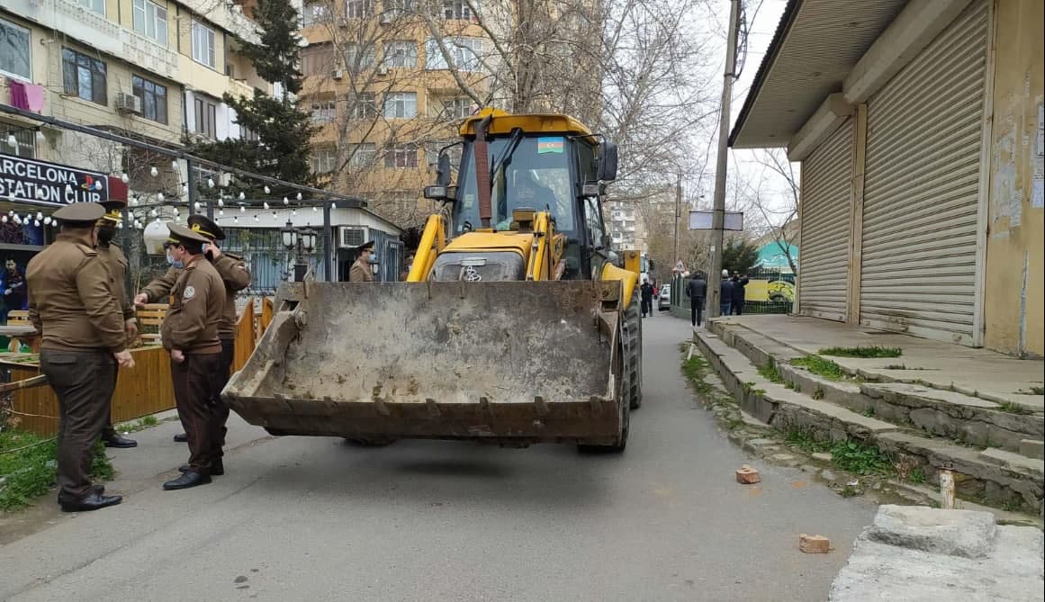 Bakıda binaların həyətlərinin giriş-çıxışlarına qoyulan süni maneələr sökülür – FOTO