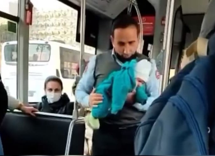 Bakıda sürücü uşağı sakitləşdirmək üçün avtobusu saxladı – VİDEO 