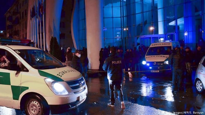 Gürcüstanda mikroavtobus qəzaya uğradı - 18 yaralı var