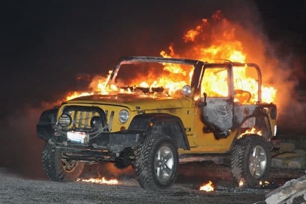 Bakıda “Jeep” avtomobili yandı