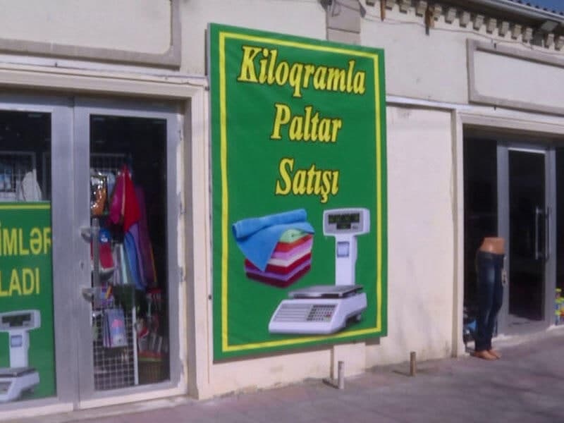 Bu mağazada paltar kiloqramla satılır - Qiyməti 18 manat - VİDEO