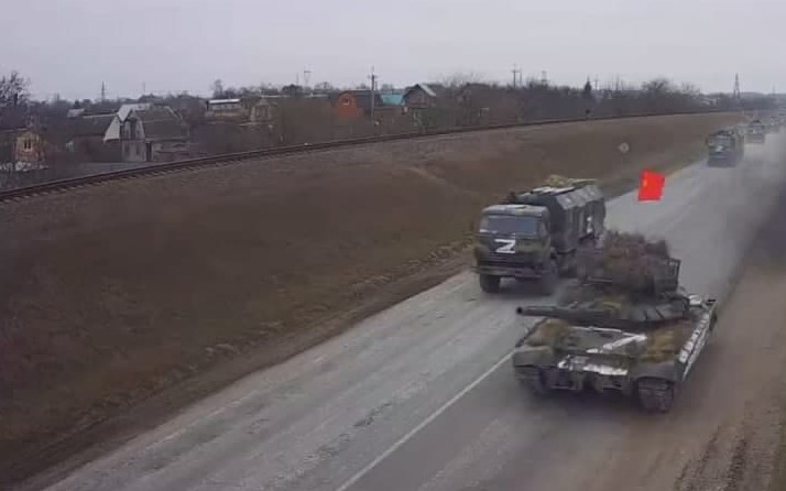 Rus tankları Kiyevə doğru Sovet bayrağı ilə irəliləyir - VİDEO 