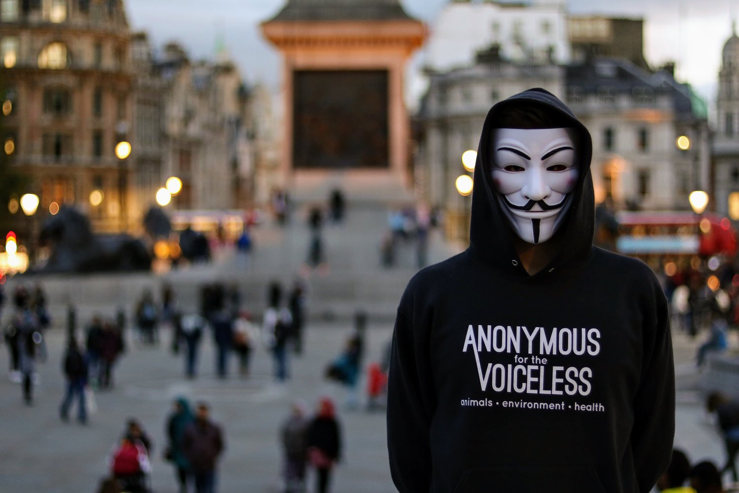 Anonymous. Анонимус хакер 2021. Чел в маске Анонимуса. Группировка анонимус. Украинский анонимус.