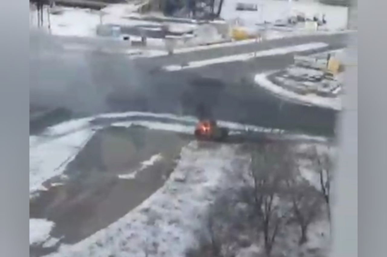Xarkov şəhərində rus zirehli texnikası məhv edildi - VİDEO