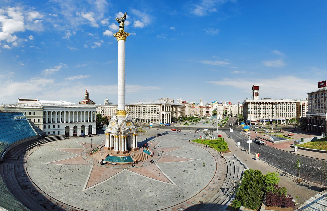 Ukrayna küçələrində rus dilində lövhələr quraşdırıldı - FOTO Ukrayna küçələrində rus dilində lövhələr quraşdırıldı - FOTO