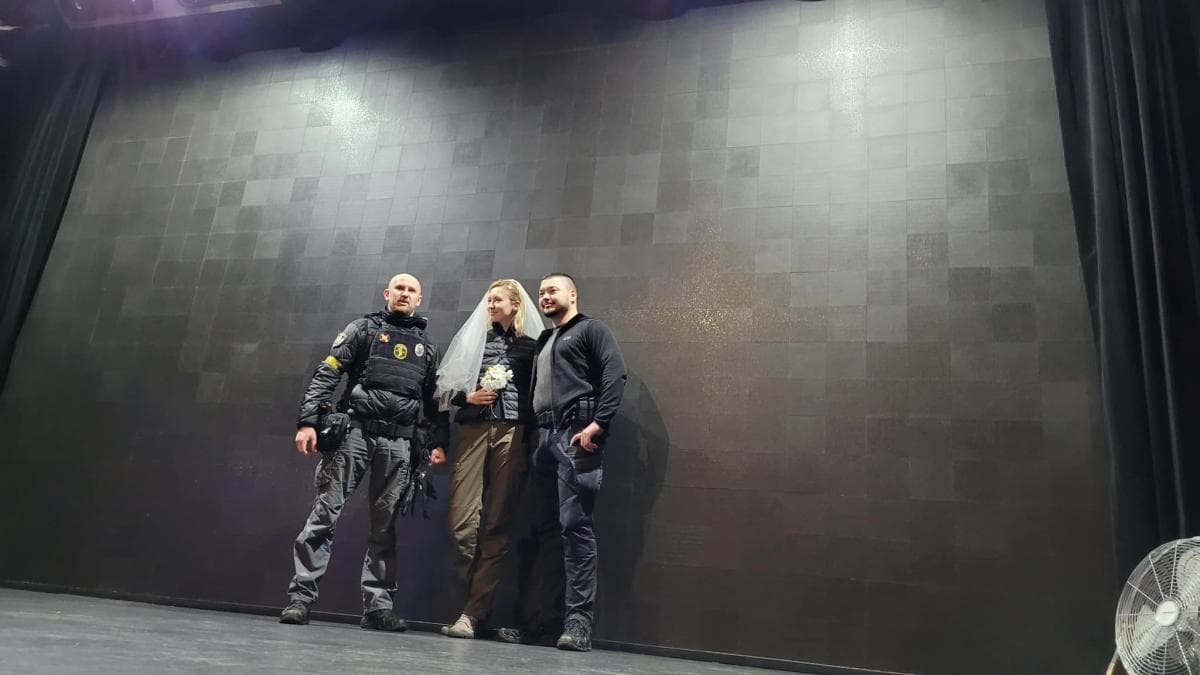 Bombalanan Kiyevdə TOY: Ukraynalı polis rus jurnalistlə evləndi - FOTO Bombalanan Kiyevdə TOY: Ukraynalı polis rus jurnalistlə evləndi - FOTO