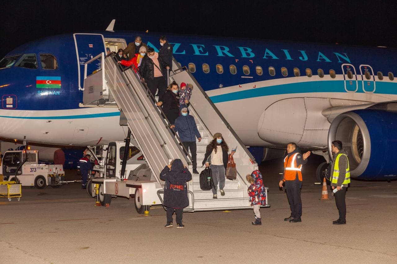 AZAL-ın təyyarəsi Bakıya endi: Daha 201 soydaşımız Ukraynadan təxliyə edildi - FOTO AZAL-ın təyyarəsi Bakıya endi: Daha 201 soydaşımız Ukraynadan təxliyə edildi - FOTO