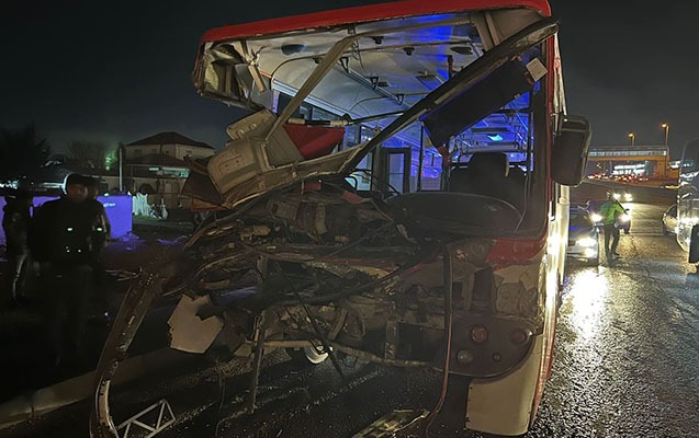 Bakıda sərnişin avtobusu qəzaya düşdü - Yaralılar var - FOTO