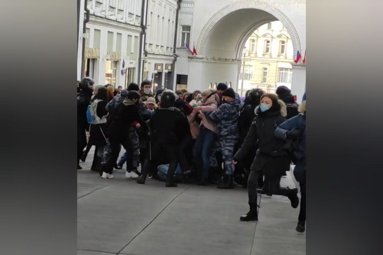 Rusiyada etirazçılar polisləri döydülər – VİDEO