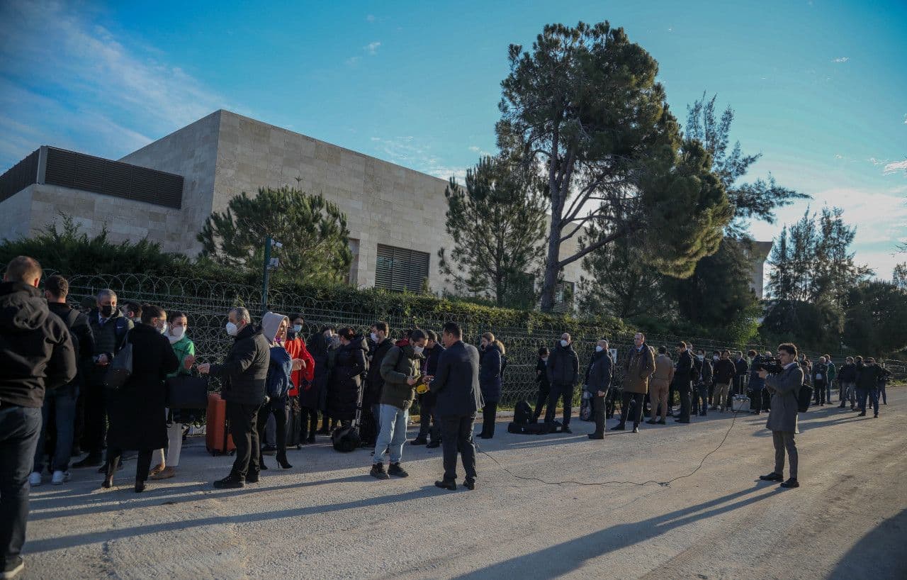 Kuleba ilə Lavrovun görüşü üçün yüzlərlə jurnalist otelin qabağında növbədə dayandı - FOTO