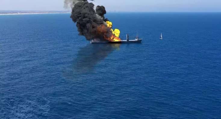Qara dənizdə PUSQU: Rusiyanın hərbi gəmisi vuruldu - FOTO